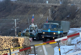   Zwei weitere Lastwagen mit russischen Friedenstruppen fahren frei entlang der Latschin-Chankendi-Straße  