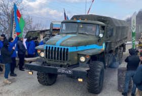   Fahrzeuge russischer Friedenstruppen bewegen sich frei entlang der Latschin-Chankendi-Straße  