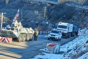   18 Fahrzeuge russischer Friedenstruppen passieren ungehindert die Latschin-Chankendi-Straße  