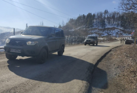   Personenwagen russischer Friedenstruppen bewegen sich frei entlang der Latschin-Chankendi-Straße  