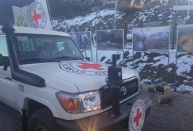   IKRK-Fahrzeuge fahren frei entlang der Latschin-Chankendi-Straße in Aserbaidschan  
