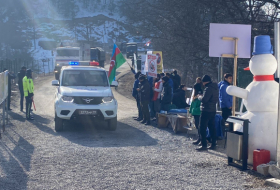   Weitere Fahrzeuge russischer Friedenstruppen bewegen sich frei entlang der Latschin-Chankendi-Straße  