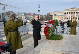 Präsident Ilham Aliyev besucht das Grab des unbekannten Soldaten in Budapest 