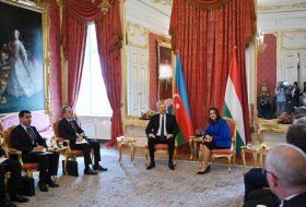   Präsident Ilham Aliyev führt ein erweitertes Treffen mit der ungarischen Präsidentin Katalin Novák durch  