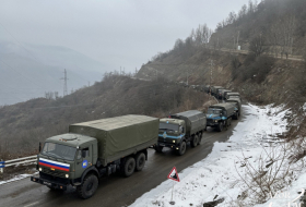   19 weitere Fahrzeuge russischer Friedenstruppen fahren frei entlang der Latschin-Chankendi-Straße  