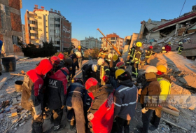   Aserbaidschanische Retter retteten einen Teenager, der 105 Stunden lang unter den Trümmern eingeschlossen war  