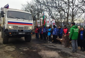   Ein Konvoi russischer Friedenstruppen bewegt sich frei entlang der Latschin-Chankendi-Straße  