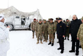   Aserbaidschanischer Verteidigungsminister sieht sich die internationalen „Winterübungen - 2023“ an  