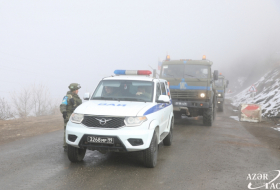   17 Fahrzeuge russischer Friedenstruppen bewegen sich frei entlang der Latschin-Chankendi-Straße  