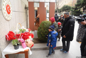  Aserbaidschanische Bürger gedenken der Opfer des Erdbebens in der Türkei  