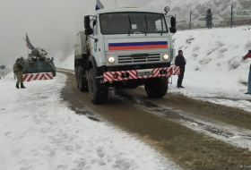   Ein Konvoi russischer Friedenstruppen fährt ungehindert entlang der Latschin-Chankendi-Straße  