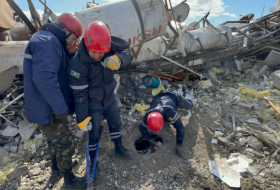  Aserbaidschanische Retter ziehen über 20 Überlebende des Erdbebens aus den Trümmern  