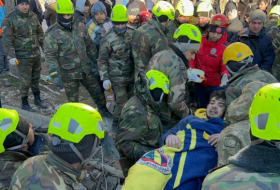   Aserbaidschan hat 44 Menschen lebend aus den Trümmern des Erdbebens in Kahramanmarash in der Türkei gezogen  