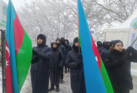   Aserbaidschanische Öko-Aktivisten setzen den friedlichen Protest auf der Latschin-Chankendi-Straße fort  
