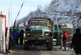   Fahrzeuge russischer Friedenstruppen bewegen sich frei entlang der Latschin-Chankendi-Straße in Aserbaidschan  