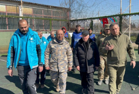   Türkische Beamte besuchen das mobile Feldkrankenhaus des aserbaidschanischen Notfallministeriums in Kahramanmaras  
