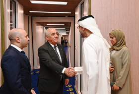   Aserbaidschanischer Premierminister trifft zu einem Arbeitsbesuch in den Vereinigten Arabischen Emiraten ein  