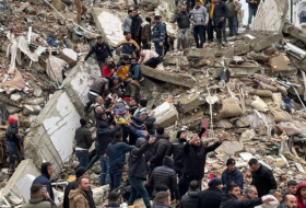   Leichen aserbaidschanischer Studenten unter den Trümmern eines Gebäudes in der vom Erdbeben betroffenen Türkei gefunden  
