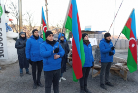  Aserbaidschanische Öko-Aktivisten setzen ihre Proteste auf der Latschin-Chankendi-Straße fort 