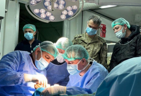   Aserbaidschanische Militärärzte führten in Kahramanmaras 25 chirurgische Eingriffe durch und untersuchten 196 Opfer  