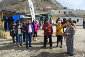   Ausländische Medienvertreter berichten über den friedlichen Protest aserbaidschanischer Öko-Aktivisten auf der Latschin-Chankendi-Straße  
