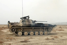   In der aserbaidschanischen Armee werden Kampfschießübungen mit den Besatzungen von Infanterie-Kampffahrzeugen durchgeführt  