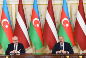  Präsidenten von Aserbaidschan und Lettland geben Presseerklärungen ab  