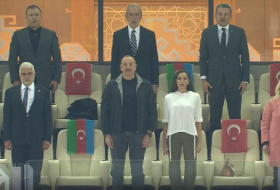   Präsident Ilham Aliyev und First Lady Mehriban Aliyeva sehen sich das Benefizspiel Qarabag - Galatasaray an  