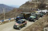   Mehr als 50 Fahrzeuge russischer Friedenstruppen passieren ungehindert die Latschin-Chankendi-Straße  