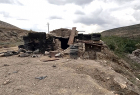   Aserbaidschanisches Verteidigungsministerium teilt Aufnahmen einer von armenischen Separatisten verlassenen Kampfstellung –   VIDEO    