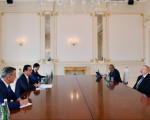   Präsident Ilham Aliyev empfängt den usbekischen Minister für Investitionen, Industrie und Handel  