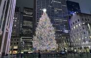  In New York wurde der größte Weihnachtsbaum der Welt angezündet 