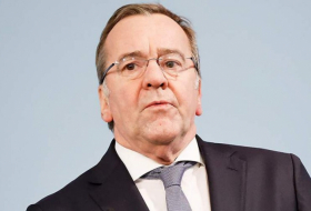   Im Deutschen Bundestag wird der Rücktritt des Verteidigungsministers gefordert  