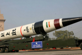   Indien hat seine erste ballistische Rakete mit einem Spaltsprengkopf testweise abgefeuert  