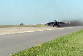   Aserbaidschans Militärpiloten führen professionell Trainingsflüge durch –   VIDEO    