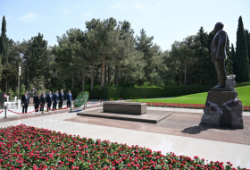  Georgische Parlamentsdelegation würdigt den Großen Leader Heydar Aliyev und die aserbaidschanischen Märtyrer 