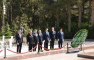   Georgische Abgeordnete würdigen das Grab des Großen Leaders Heydar Aliyev in der Allee der Märtyrer  