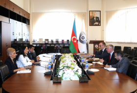   Aserbaidschanische Ombudsfrau informiert britischen Botschafter über armenischen Minenterror  