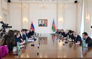   Präsident Aliyev hält erweitertes Treffen mit dem slowakischen Premierminister ab  