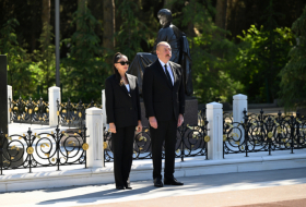   Aserbaidschanischer Präsident und First Lady besuchen das Grab des Nationalleaders Heydar Aliyev  