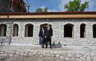  Präsident Aliyev inspiziert die laufenden Restaurierungsarbeiten im Uzeyir Hadschibeyli-Hausmuseum in Schuscha 