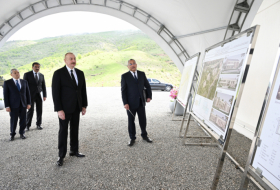   Präsident Aliyev legt den Grundstein für die Siedlung Turschsu im Bezirk Schuscha  
