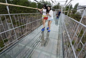 Glasbrücke in China: Nix für Leute mit Höhenangst - VIDEO