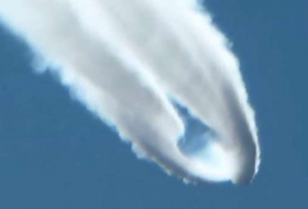 Passagierin filmt vom Flugzeugfenster Kampfjet in bedrohlicher Nähe