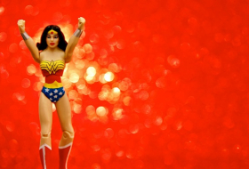 Wonder Woman: Heiße Brünette mit knappem Höschen wird UN-Frauenbotschafterin 