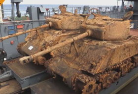 Russische Taucher bergen US-Panzer vom versenkten Kriegsschiff