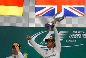 Hamilton gewinnt Chaos-Rennen vor Rosberg