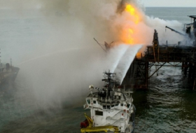 Im ``Guneshli `´ Ölfeld führen die Such- und Rettungsmaßnahmen fort