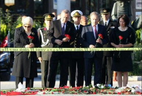Türkischer Staatschef Erdogan gedenkt Anschlagsopfern