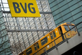 Junge Frau vor Berliner U-Bahn geschubst - 20-Jährige tot
